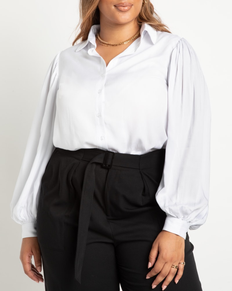 Front of a model wearing a size 14 Jasmine Button Down in True White by ELOQUII. | dia_product_style_image_id:236485